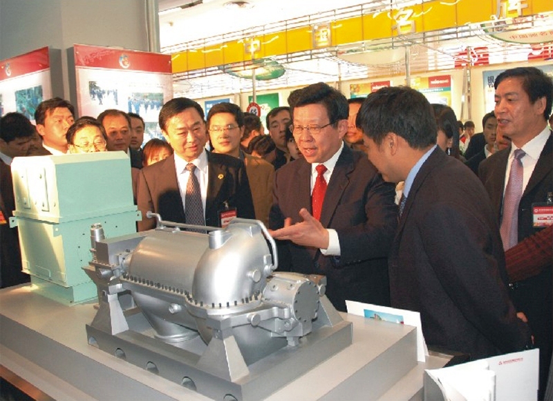 2006时任陕西省长陈德铭来NG28展区参观