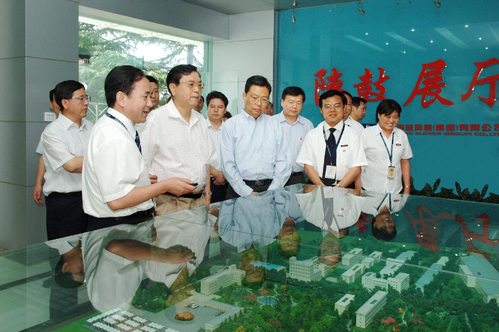 2009年省委书记赵乐际陪同国务院副总理张德江来NG28视察工作